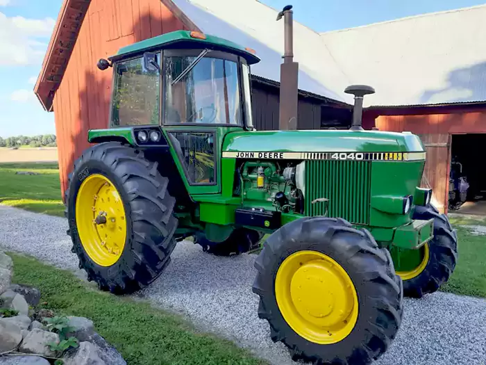 Joakims fina John Deere 4040 HFWD får nya BKT 18.4-38 TR135 bakdäck