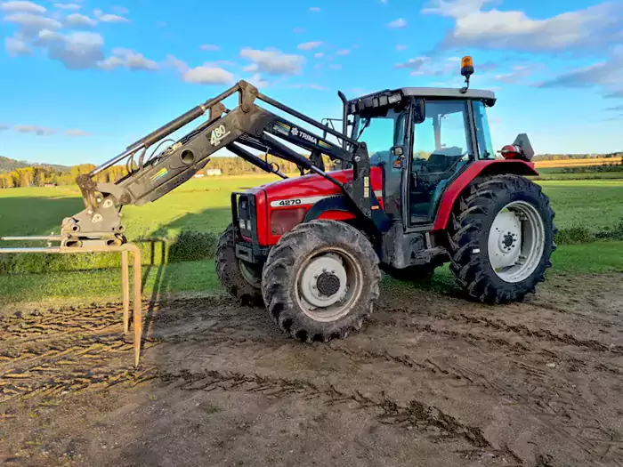 Fyrhjulsdriven Massey Ferguson får nya däck för jobb i skogen