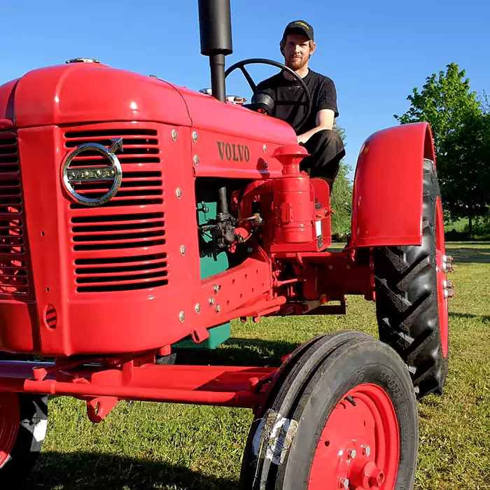 Veterantraktor Volvo T22 får nya BKT däck runt om